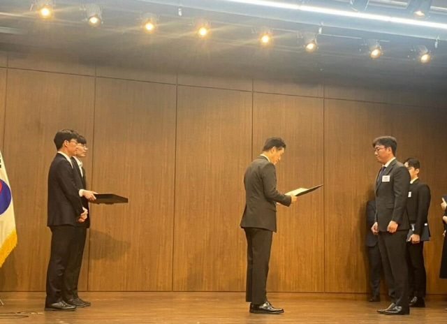 오세진 코빗 대표(오른쪽)가 김주현 금융위원장(왼쪽)으로부터 금융위원장 표창을 받고 있다. 코빗 제공.